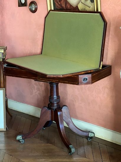 Table à jeu en placage d'acajou à plateau...