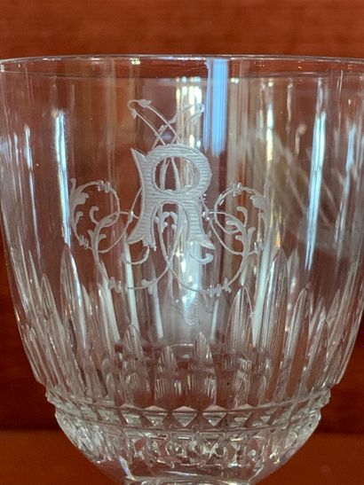 Partie de service de verres à pied en cristal...