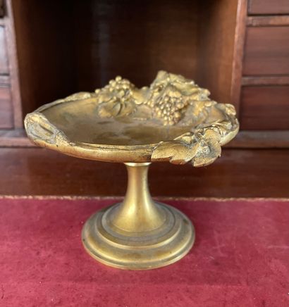 Petite coupe en bronze doré à décor de pampres...
