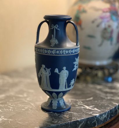 Vase à deux anses en faïence fine à décor...