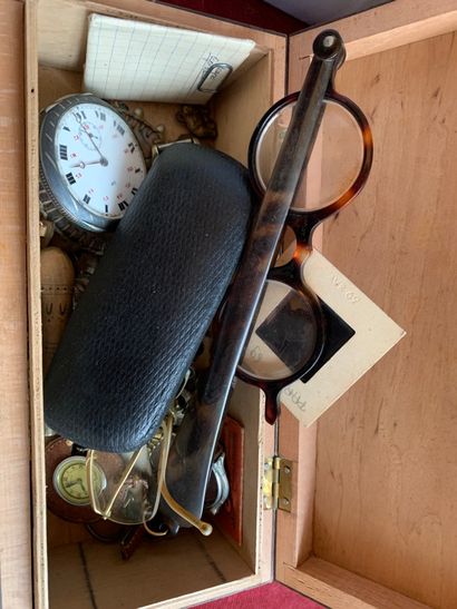 Lot de lunettes et montres diverses et bibelots...