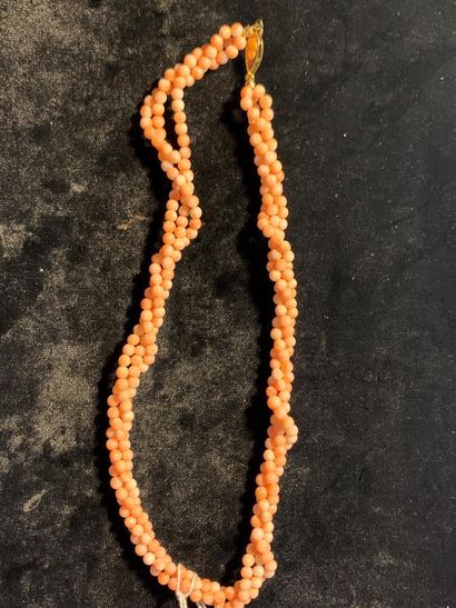 Collier composé de trois rangs torsadés de...