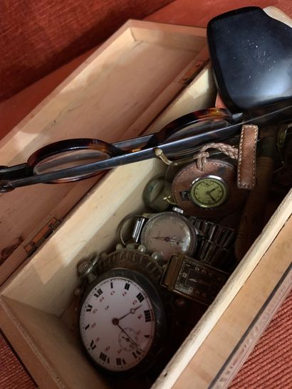 Lot de lunettes et montres diverses et bibelots...