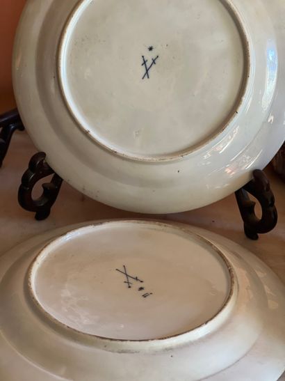 Paire d'assiettes en porcelaine de Saxe à...