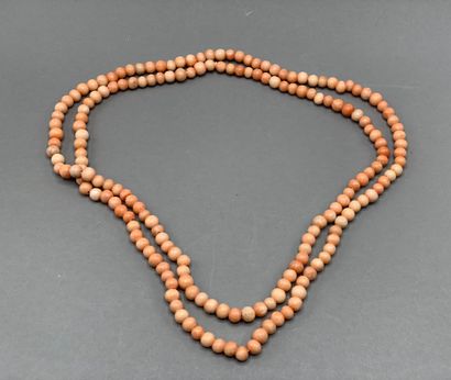 Sautoir de perles de corail rose teinté