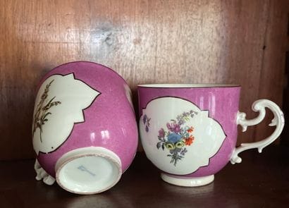 Deux tasses en porcelaine de Saxe

Hauteur...