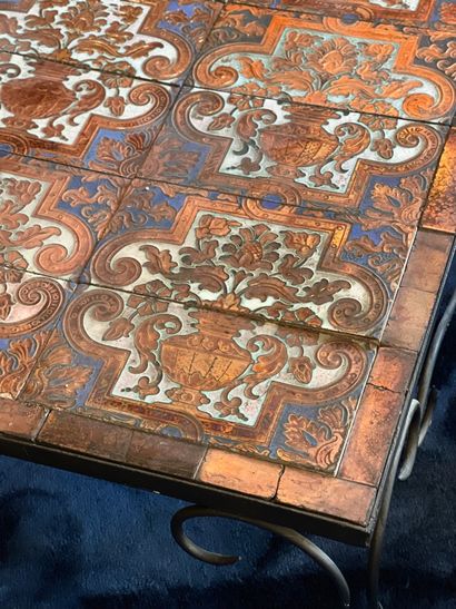 Table basse en fer forgé ornée de carreaux...