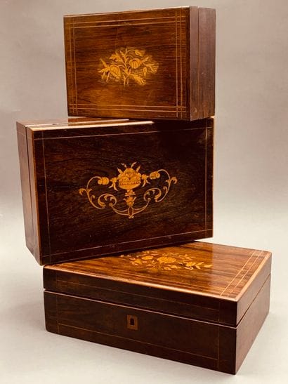 Trois boîtes en placage d'amarantes à décor...