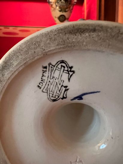 Paire de vases en faïence dans le goût de...