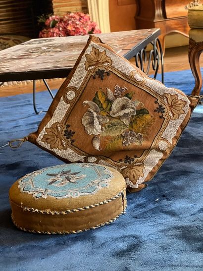 Repose-pied et un coussin garni d'une tapisserie...