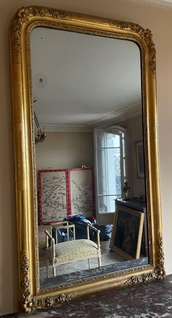 Miroir en stuc doré, le haut cintré (accidents...