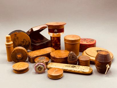 Ensemble d'objets en buis, écaille, noix...