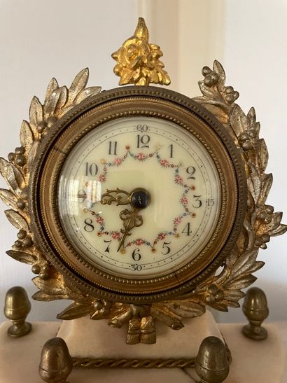Garniture de cheminée, pendule et deux bougeoirs...