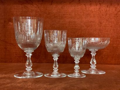 Partie de service de verres à pied en cristal...