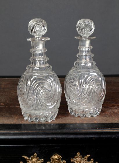 Paire de carafes en cristal moulé à décor...