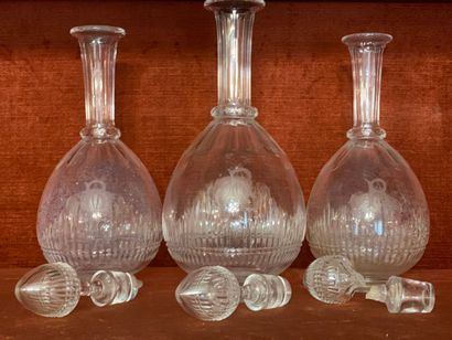 Trois carafes en cristal taillé, gravées...