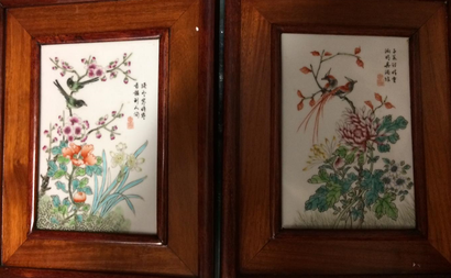 Paire de plaques en porcelaine à décor émaillé...