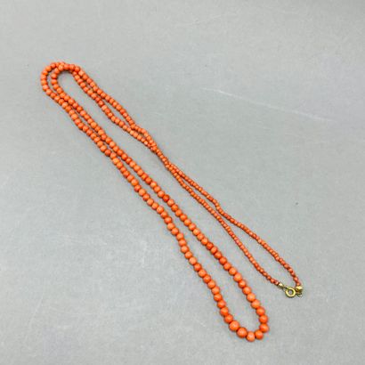 Collier de perles de corail rouge en chu...