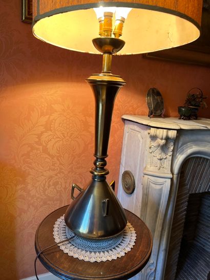 Lampe en cuivre

Hauteur : 60 cm
