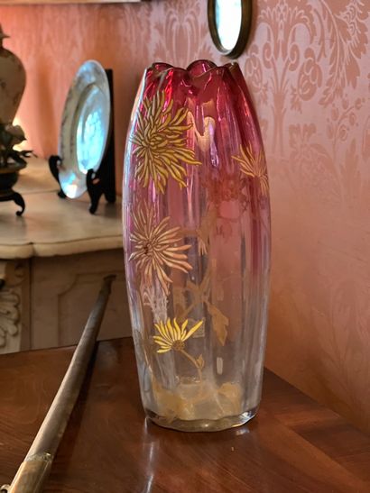 Vase en verre soufflé à décor émaillé de...