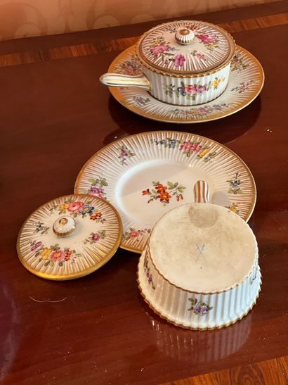 Deux petites tasses cassolettes en porcelaine...