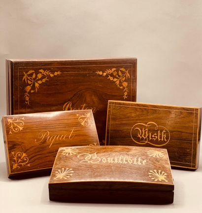 Quatre boîtes à jeux romantiques dont :

Une...