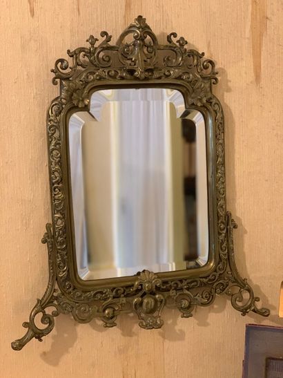 Miroir de table en bronze à décor ajouré...