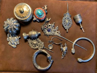 Lot d'objets en métal argenté dont fibule,...