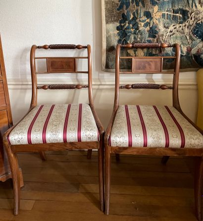 Deux chaises en bois naturel de style Anglais

82...