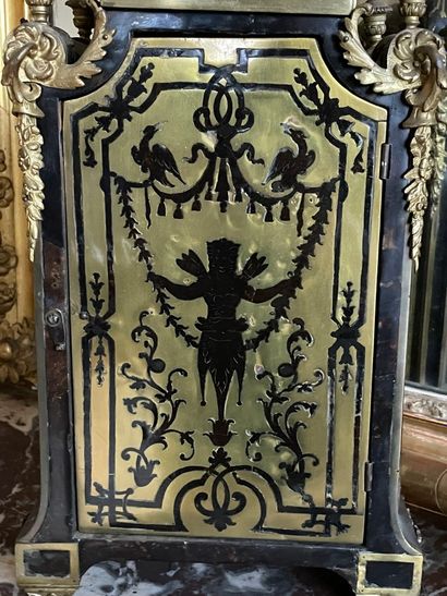 Petit cartel et son applique en placage d'écaille...