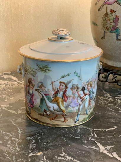 Pot couvert en porcelaine à décor polychrome...
