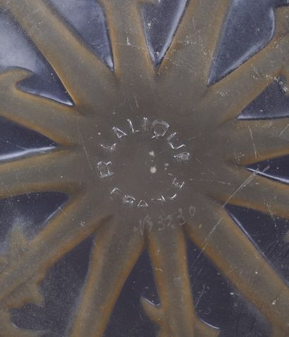 René LALIQUE - Plat en cristal à décor de...