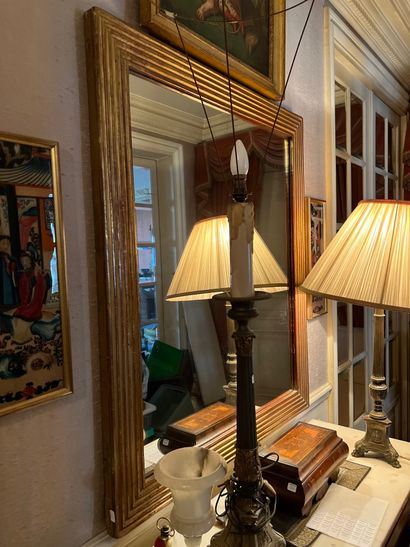 Miroir en bois sculpté et doré à décor de...