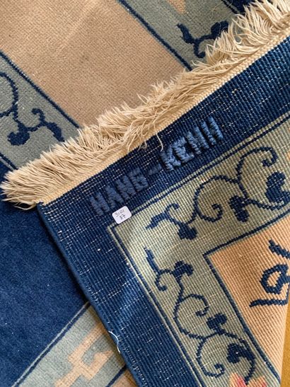 Tapis chinois fond bleu, manufacture Hang...