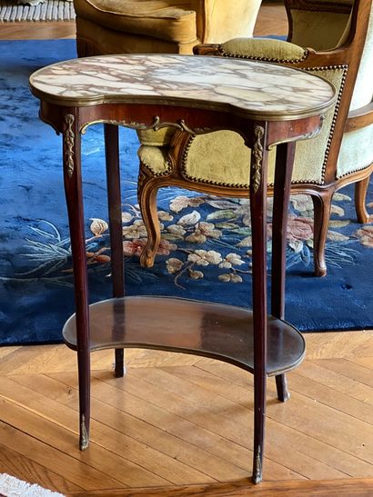 Petite table rognon en placage d'acajou,...