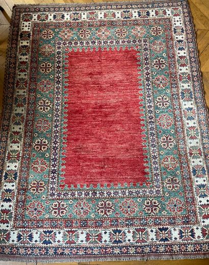 Tapis fond rouge et vert Caucase

197 x 150...