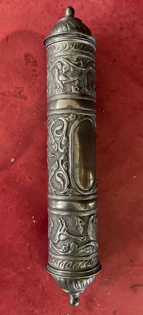 Etui en métal argenté tubulaire à décor estampé...