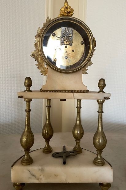 Garniture de cheminée, pendule et deux bougeoirs...