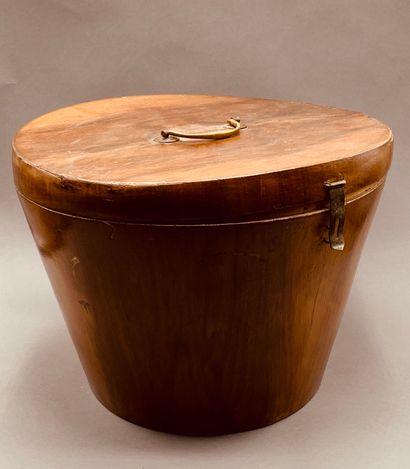 Un étui à chapeau en bois cintré de forme...