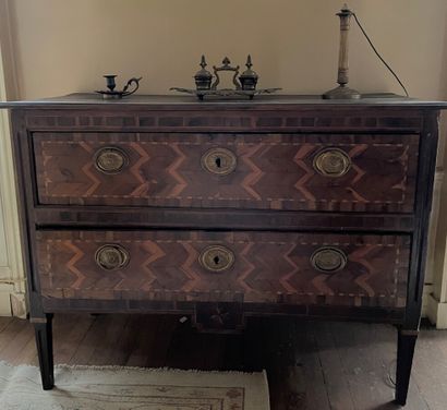 Commode en bois de plaquage à deux tiroirs...