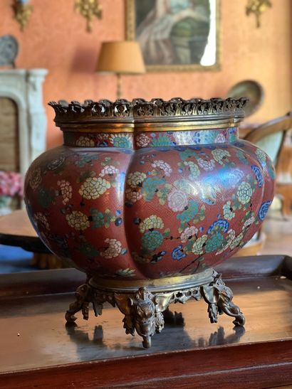 Jardinière en bronze à décor d'émaux cloisonnés...