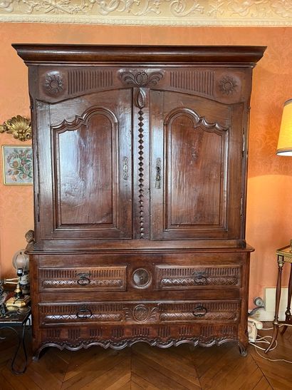 Buffet de présentation formant commode dans...