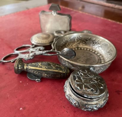 Petit lot de boîtes et objets en argent