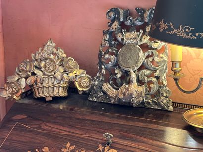 Deux éléments en bois sculpté décoratif (anciens...