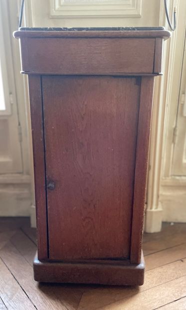 Table de chevet (dessus de marbre rapporté)

78...