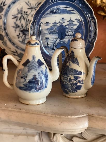 Deux petites verseuses en porcelaine de Chine...