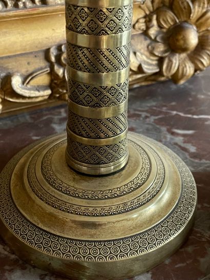 Paire de bougeoirs en laiton, fût en colonne...