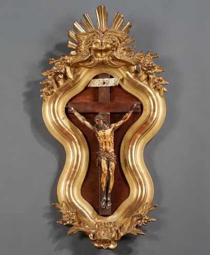 Christ en ivoire sculpté et patiné dans un...