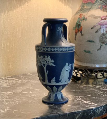 Vase à deux anses en faïence fine à décor...