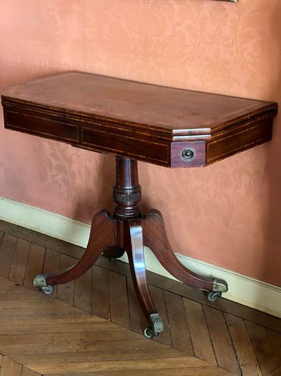 Table à jeu en placage d'acajou à plateau...